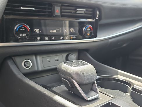 Used 2023 Nissan Rogue SV image 33