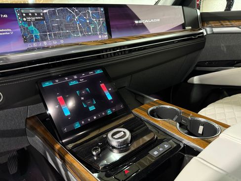 New 2025 Cadillac Escalade Premium Luxury Platinum image 28