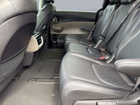 Used 2025 Kia Carnival FWD image 13