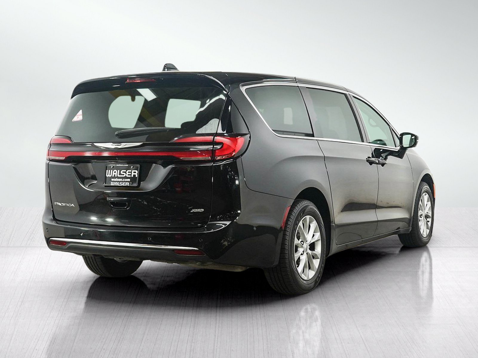 Used 2024 Chrysler Pacifica Touring-L AWD/4WD image 5