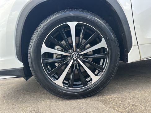 Used 2021 Toyota Highlander XSE FWD image 12