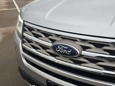 Used 2018 Ford Explorer XLT w/ Equipment Group 202A image 10