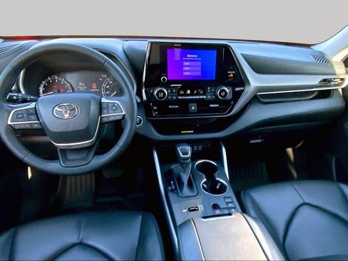 Used 2023 Toyota Highlander XLE FWD image 16