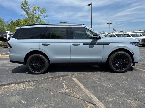 New 2026 Lincoln Navigator Reserve w/ Jet Appearance Package AWD/4WD image 4