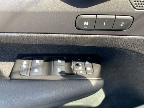 Used 2022 Volvo XC40 P8 Recharge Ultimate image 17