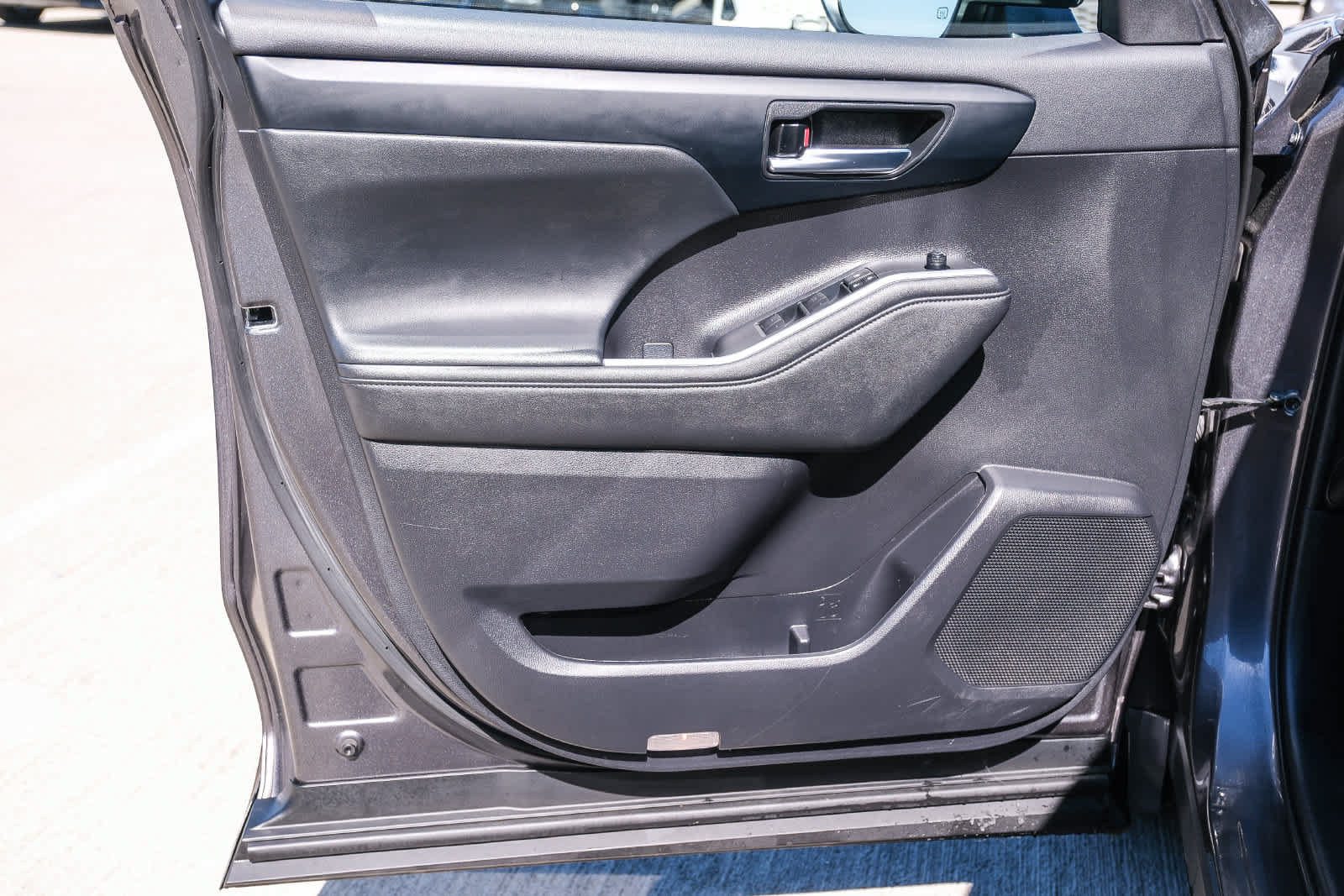Used 2023 Toyota Highlander XLE FWD image 23