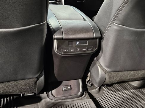 Certified 2025 Toyota Highlander XLE image 37
