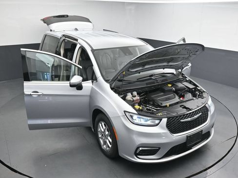 Used 2023 Chrysler Pacifica Touring-L FWD image 38
