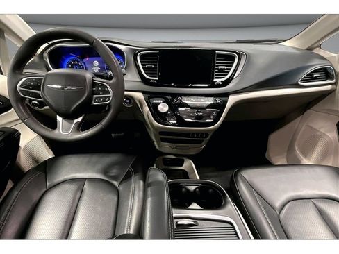 Used 2024 Chrysler Pacifica Touring-L FWD image 9