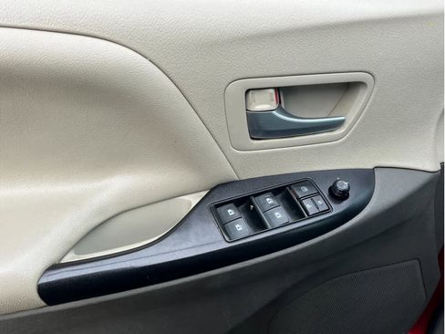 Used 2017 Toyota Sienna LE image 14