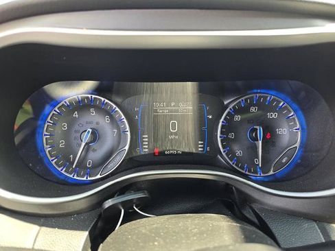 Used 2020 Chrysler Pacifica Touring w/ Tire & Wheel Group FWD image 10
