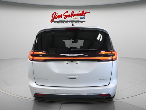 Used 2026 Chrysler Pacifica Limited FWD image 5