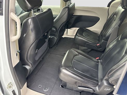 Used 2023 Chrysler Pacifica Touring-L FWD image 24