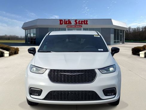 New 2026 Chrysler Pacifica Select image 2