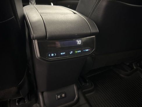 Used 2021 Toyota Highlander XLE AWD/4WD image 50