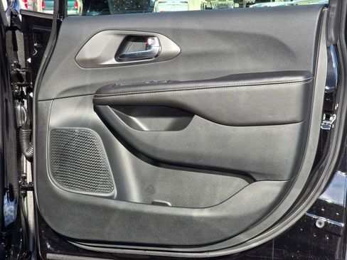 New 2026 Chrysler Pacifica Select image 36