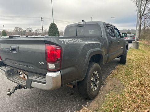 Used 2018 Toyota Tacoma TRD Off-Road w/ TRD Premium Off Road Package image 3