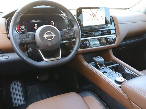 Used 2025 Nissan Pathfinder Platinum AWD/4WD image 5