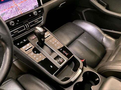 Used 2022 Porsche Macan AWD/4WD image 14