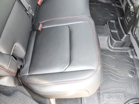 Used 2024 Jeep Wrangler Unlimited Rubicon image 37