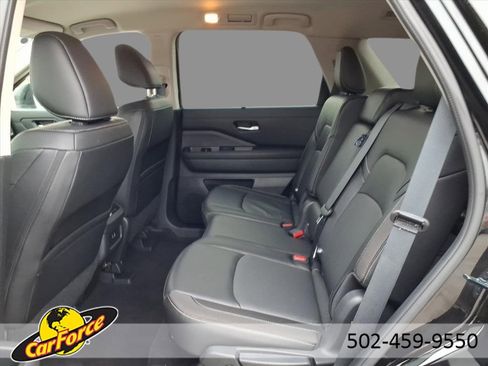 Used 2024 Nissan Pathfinder SL image 5