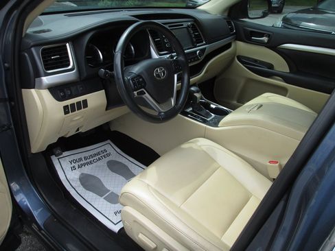 Used 2019 Toyota Highlander XLE AWD/4WD image 13