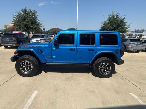 Used 2025 Jeep Wrangler Unlimited Rubicon w/ Convenience Group AWD/4WD image 3