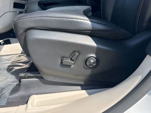 Used 2023 Chrysler Pacifica Touring-L FWD image 10