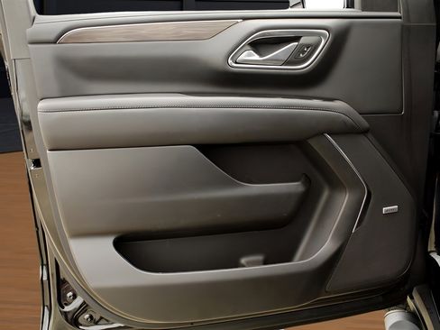 Used 2022 Chevrolet Tahoe Z71 w/ Luxury Package image 8