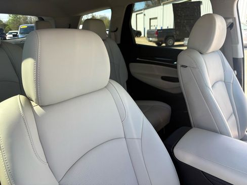 Used 2023 Buick Enclave Essence image 41