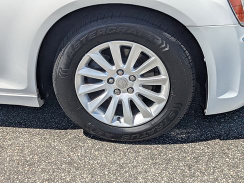 Used 2014 Chrysler 300 RWD image 10