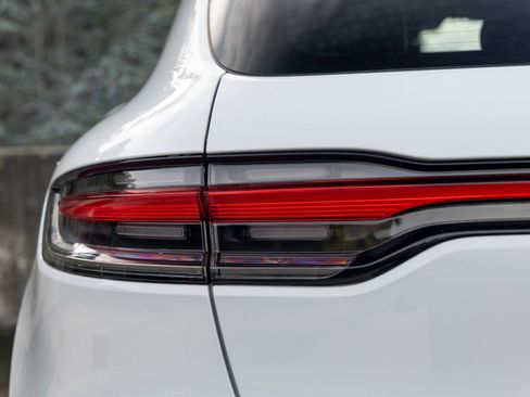 Certified 2023 Porsche Macan image 18