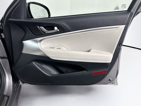 Used 2025 Genesis G70 2.5T image 33