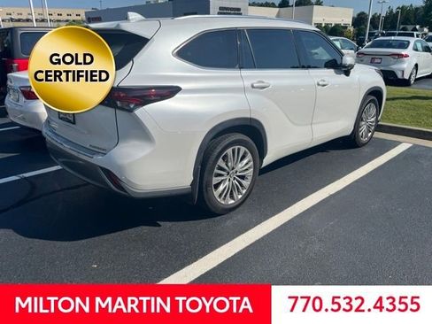 Used 2024 Toyota Highlander Platinum FWD image 3