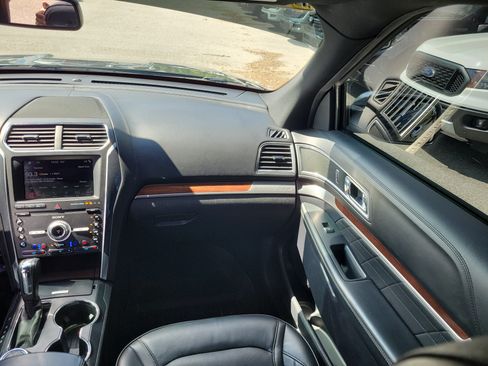 Used 2019 Ford Explorer Platinum AWD/4WD image 9