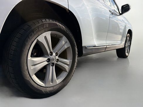 Used 2013 Toyota Highlander Limited AWD/4WD image 14