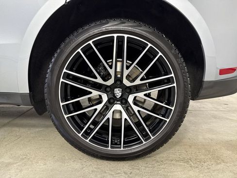 Certified 2024 Porsche Macan AWD/4WD image 14