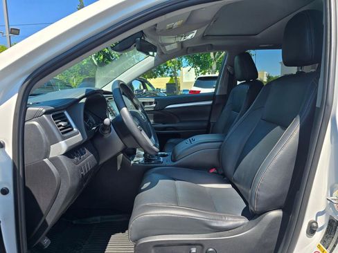 Used 2019 Toyota Highlander XLE AWD/4WD image 3