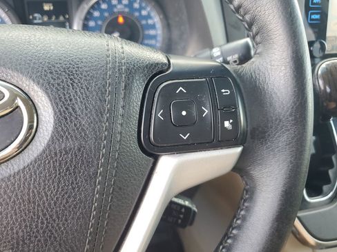 Used 2017 Toyota Sienna XLE w/ XLE Navigation Package FWD image 22