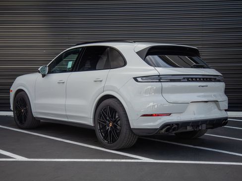 Certified 2026 Porsche Cayenne AWD/4WD image 3