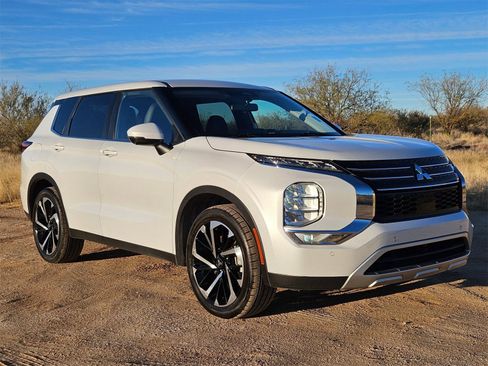 Used 2023 Mitsubishi Outlander SE image 3