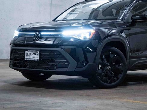 New 2026 Volkswagen Taos SE FWD image 2