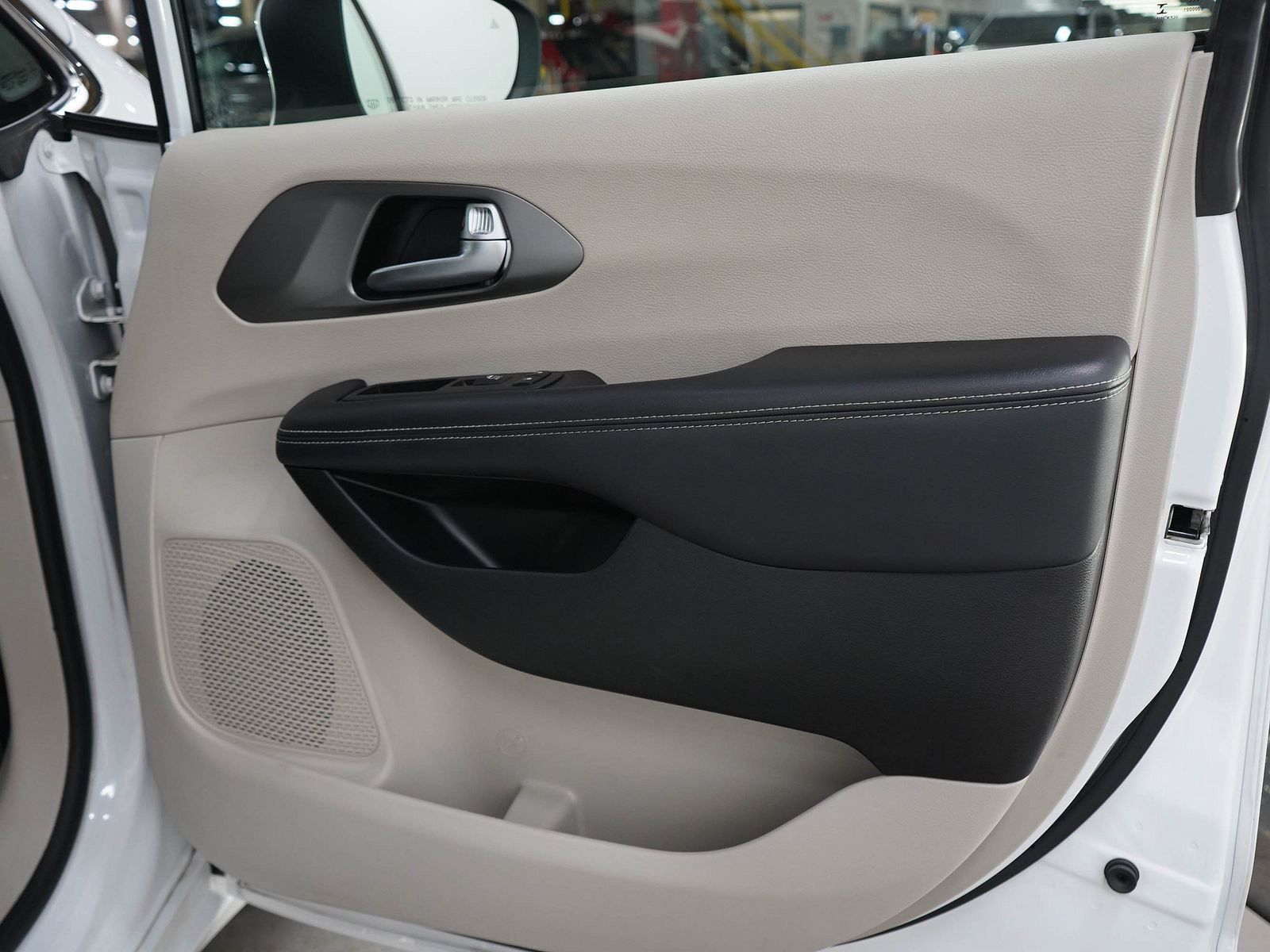 Used 2023 Chrysler Pacifica Touring-L FWD image 9