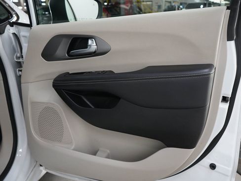 Used 2023 Chrysler Pacifica Touring-L FWD image 9