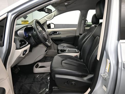 Used 2024 Chrysler Pacifica Select image 11