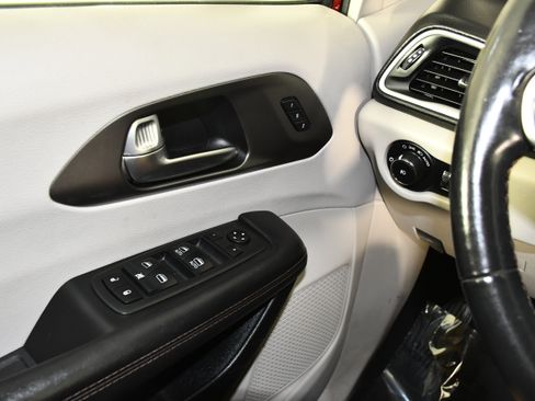 Used 2020 Chrysler Pacifica Touring-L FWD image 32