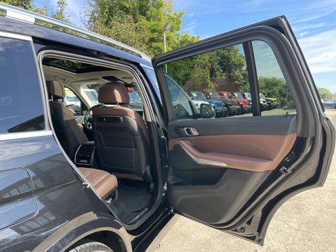 Used 2023 BMW X7 xDrive40i w/ Parking Assistance Package image 17