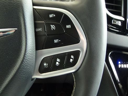 Used 2025 Chrysler Pacifica Select FWD image 23