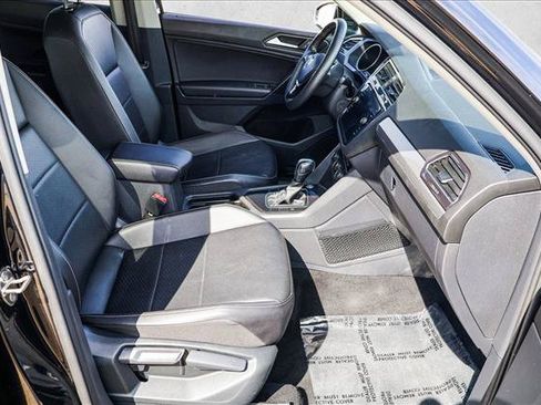 Used 2021 Volkswagen Tiguan SE w/ Panoramic Sunroof Package FWD image 27