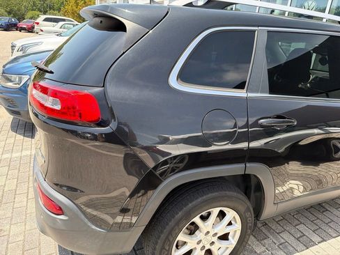 Used 2016 Jeep Cherokee Latitude FWD image 12